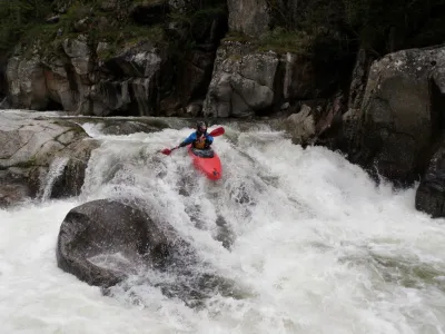 Christian trop à droite sur le toboggan de sortie des Gorges (attention au rappel).